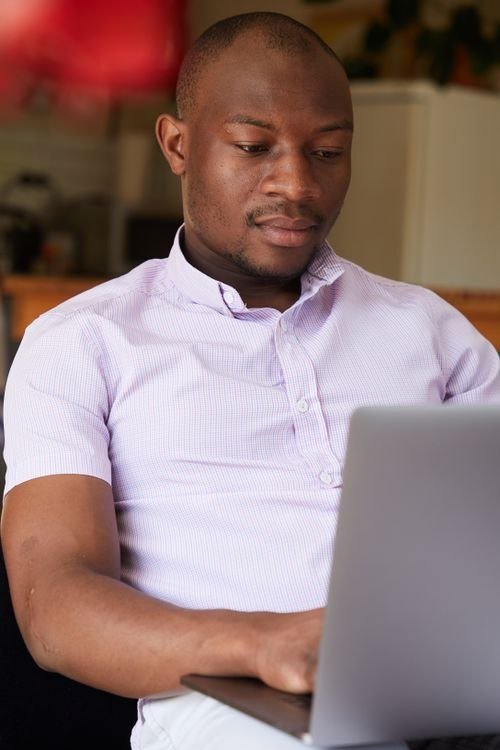 Un professionnel travaille sur son ordinateur portable.