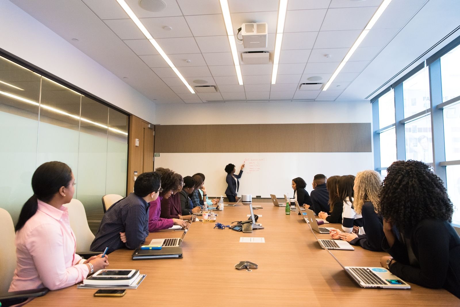 Des participants travaillent ensemble autour d’une table de réunion.