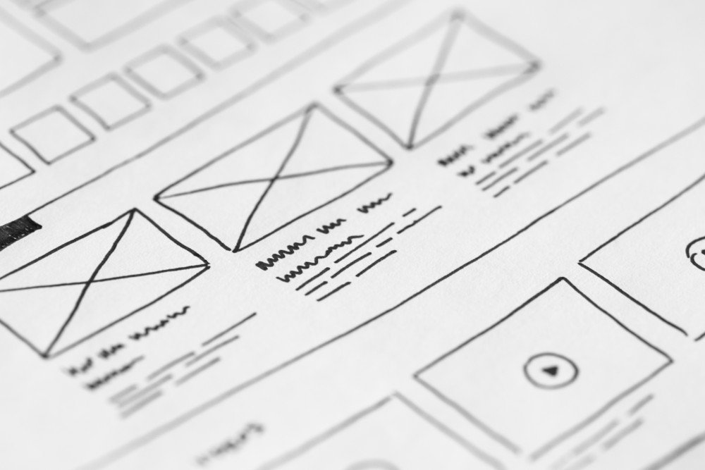 Esquisse sur papier d’une structure de site web.